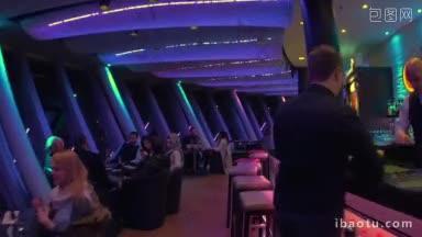 斯坦尼康拍摄的内部旋转餐厅顶部在晚上和它的<strong>客人</strong>